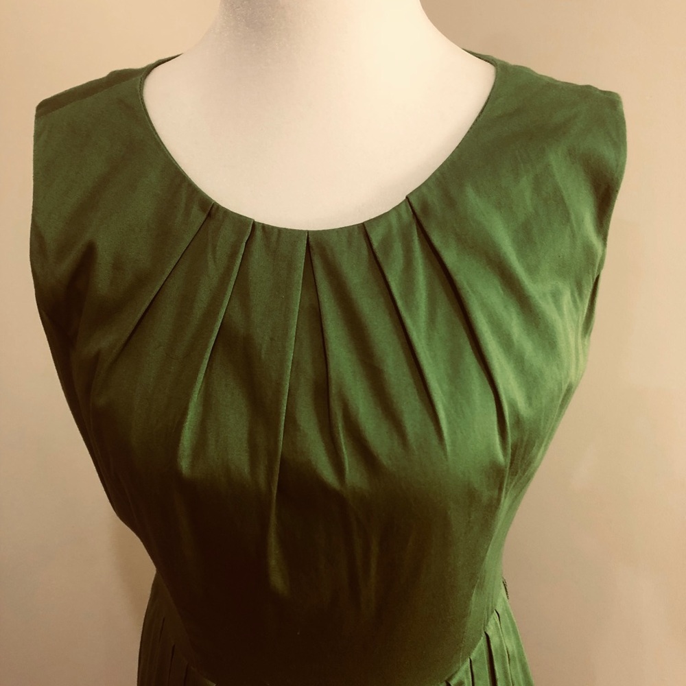 Cute Ellen Tracy Pleated Green Dress 👗